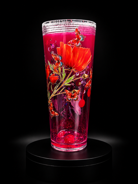 Tumbler de amapolas rojas y mariposas sobre fondo rosa magenta con glitter